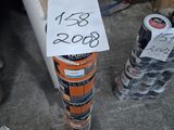 Plusieurs canettes de soda sont empilées les unes sur les autres, avec une pancarte posée dessus.