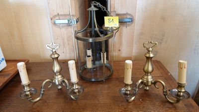 Paire d'appliques à deux bras de lumière en métal. Dans le g…