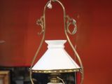 une lampe suspendue au plafond dans une pièce