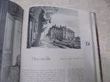 un livre ouvert sur lequel figure la photo en noir et blanc d'un bâtiment