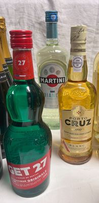 de nombreux types de bouteilles d'alcool alignés sur une table