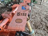 un tracteur qui est là, tout seul, dans la boue