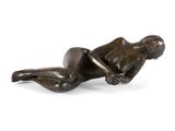 une image représentant une figurine en bronze d'une femme allongée sur le ventre