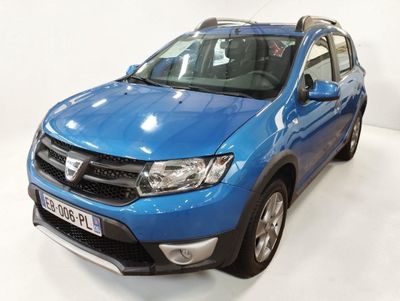 une photo d'une voiture bleue dans un showroom