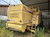 un gros camion jaune garé dans un garage