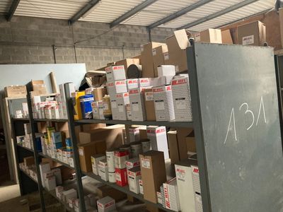 de nombreux cartons sur les étagères de l'entrepôt