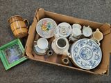 une boîte en carton contenant tout un tas d'objets divers
