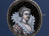 une photo d'une photo représentant une femme portant une couronne