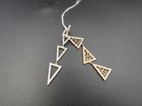 gros plan d'une paire de boucles d'oreilles sur une surface noire