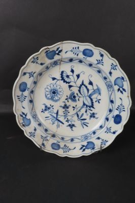 MEISSEN. Plat en porcelaine émaillée bleu blanc, à décor de …