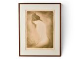 Une vieille photo d'une femme en robe blanche est accrochée au mur.