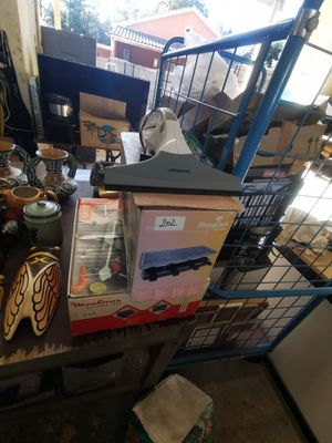 de nombreux objets posés sur une table dans une pièce