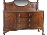 une vieille commode en bois surmontée d'un miroir