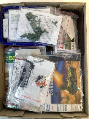 une boîte contenant de nombreux objets, posée sur une table