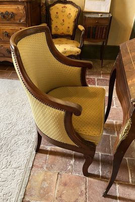 une chaise et une table dans une pièce dont le sol est recouvert d'un tapis