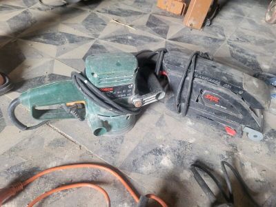 une photo montrant un tas d'outils posés par terre