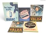 plusieurs livres sont empilés sur une surface blanche