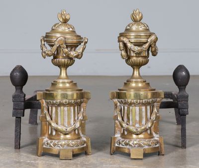 Paire de chenets en bronze doré à décor de demi-colonne surm…