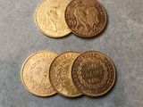trois pièces d'or empilées les unes sur les autres sur une table