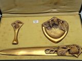 une boîte contenant un couteau, une cuillère et d'autres objets
