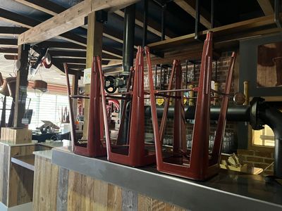 un bar avec une pile de verres à vin sur le comptoir