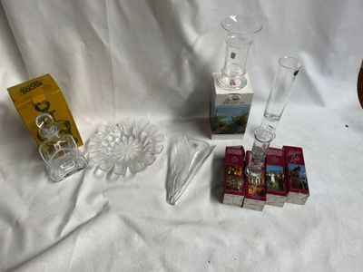 un grand nombre d'objets posés sur une table