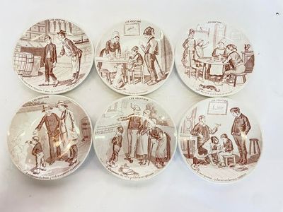six assiettes marron et blanches ornées d'illustrations représentant des personnes et des animaux