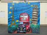 tableau représentant un bus à deux étages rouge devant la tour penchée de Pise