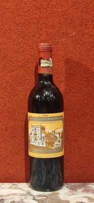 une bouteille de vin posée sur une table