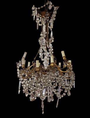 gros plan d'un lustre suspendu au plafond