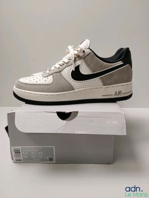 La Nike Air Force 1 Low est une basket blanche et noire