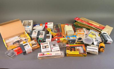 un grand nombre d'objets posés sur une table