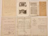 quelques vieux papiers sont posés sur une table, couverts de notes