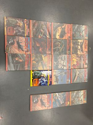 une photo montrant une pile de bandes dessinées accrochée au mur