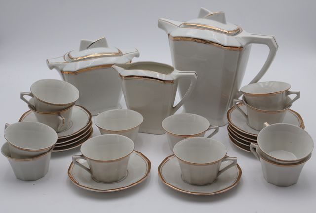P.F France : service à café en porcelaine blanche à décor de file...