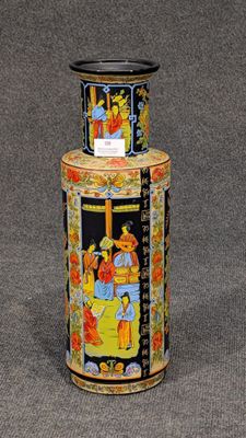 un vase noir et jaune orné d'une peinture