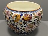un vase orné d'un motif floral, posé sur une table