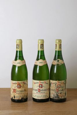 trois bouteilles de vin posées sur une table, l'une à côté de l'autre