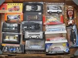 une boîte remplie d'un assortiment de petites voitures et de camions