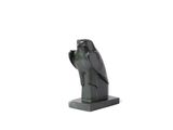 statue d'un hibou posée sur un socle, sur fond blanc