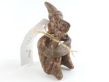 une image représentant une figurine d'un homme portant un chapeau sur la tête