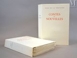 des livres sont empilés les uns sur les autres sur une surface grise