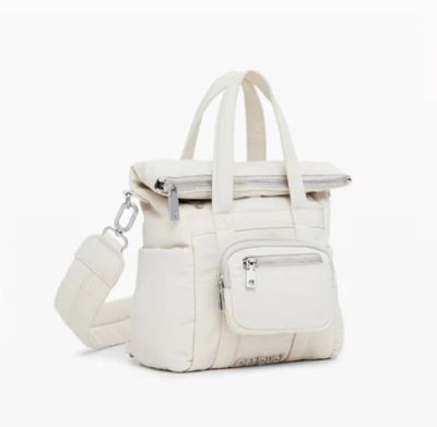 le petit sac blanc est posé sur une surface blanche