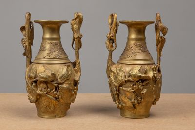 deux vases posés sur une table