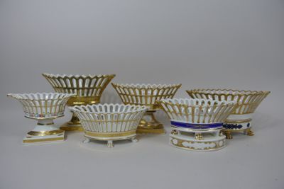 Six corbeilles en porcelaine ajourées à décor de fleurettes …