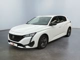 Une voiture blanche est garée dans une pièce au sol gris.