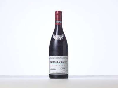une bouteille de vin rouge posée sur une table
