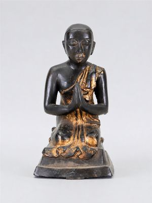 une image représentant une statue d'une personne assise en position de méditation