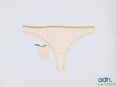 une photo d'un sous-vêtement muni d'une étiquette