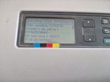 un gros plan d'une calculatrice sur laquelle figure un message